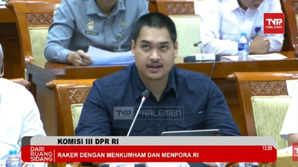Menpora Dito Ariotedjo saat membahas proses naturalisasi pesepak bola Calvin Verdonk dan Jens Raven dalam rapat dengan Komisi III DPR RI, Jakarta, Senin (3/6/2024). / Tangkapan Layar