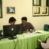 KURSI : Salah satu calon siswa yang mengakses bantuan terkait penetapan koordinat saat PPDB di SMAN 3 Kota Bandung, Selasa (4/6) (son)