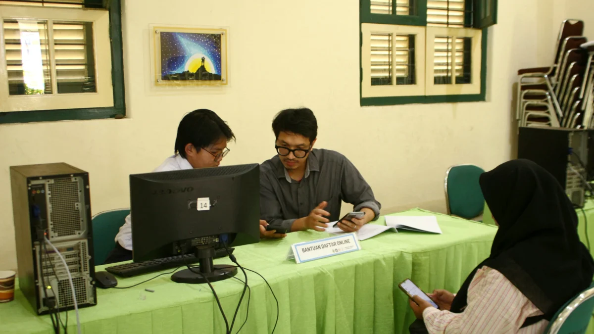 KURSI : Salah satu calon siswa yang mengakses bantuan terkait penetapan koordinat saat PPDB di SMAN 3 Kota Bandung, Selasa (4/6) (son)