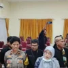 Polsek Bogor Selatan dan Dinkes Kota Bogor memberikan keterangan terkait warga diduga kercuanan makanan di Puskesmas Cipaku, Senin (3/6). Foto/ANTARA