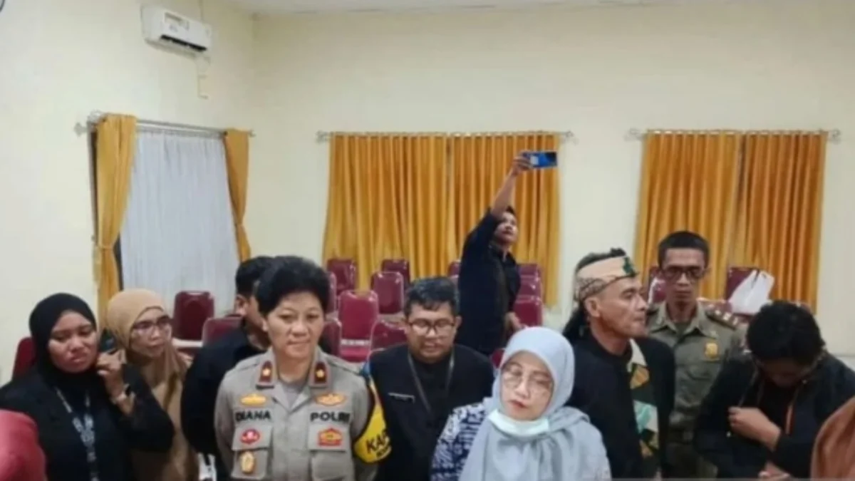 Polsek Bogor Selatan dan Dinkes Kota Bogor memberikan keterangan terkait warga diduga kercuanan makanan di Puskesmas Cipaku, Senin (3/6). Foto/ANTARA