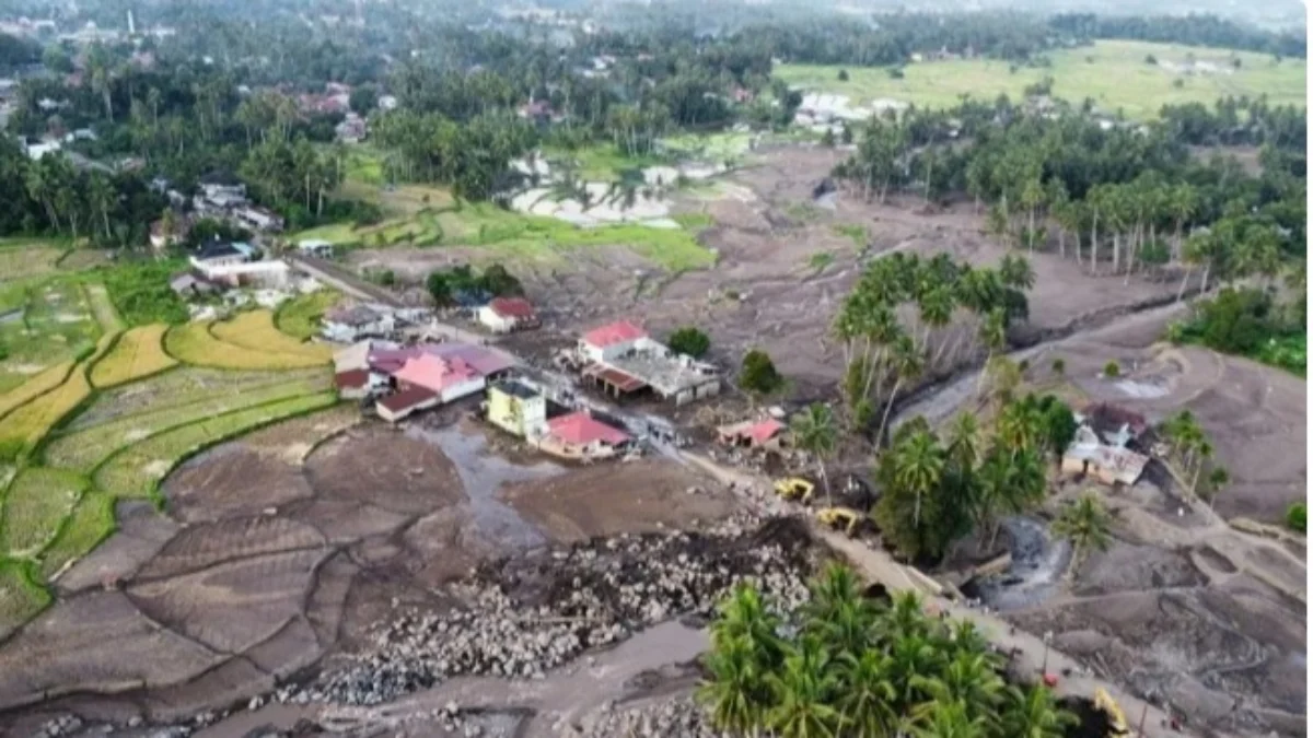 Ahli Geologi: Tiga Langkah Mitigasi di Kawasan Gunung Marapi Foto udara penampakan kerusakan lahan pertanian akibat banjir dingin di Kabupaten Tanah Datar. Foto/ANTARA/Fandi Yogari