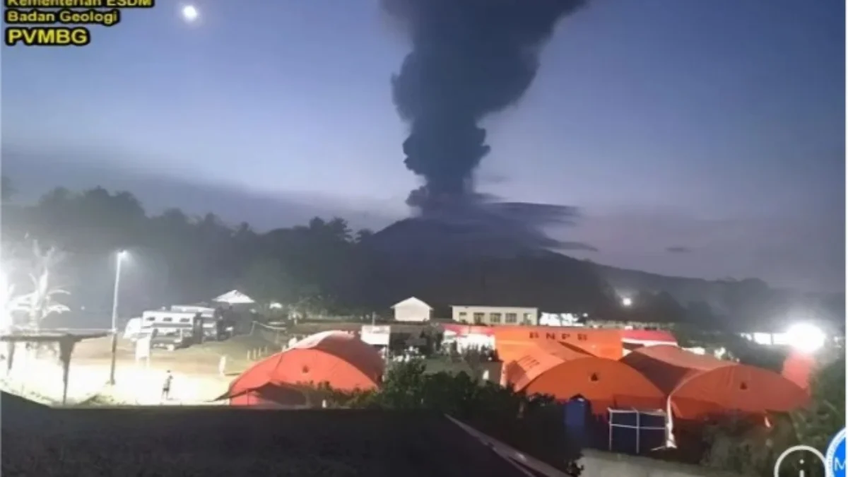 Kolom abu vulkanik setinggi lima kilometer terbentuk akibat erupsi Gunung Ibu di Maluku Utara, Selasa (4/6). foto/ANTARA
