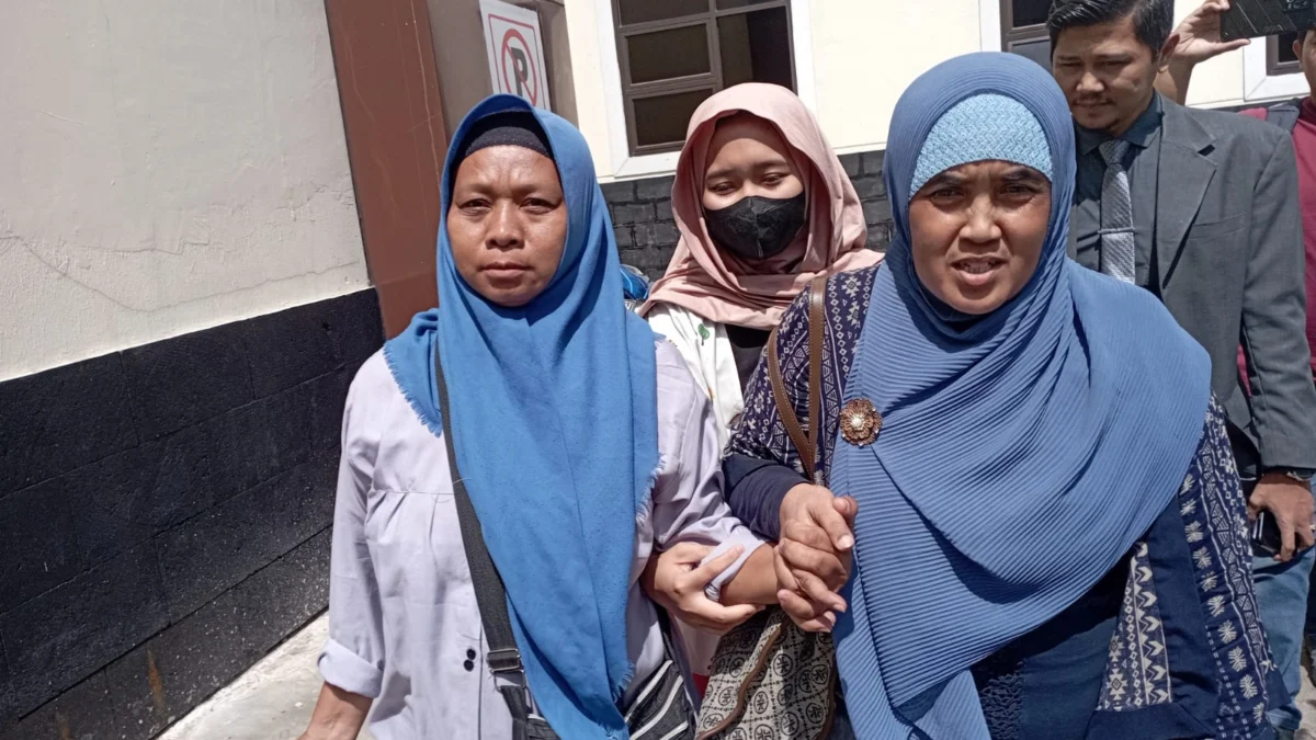 Ayah dan Ibu Pegi Setiawan Tiba di Polda Jabar, Kuasa Hukum: Alhamdulillah Dapat Izin Menjenguk Dok. Ibu Pegi, Kartini (kiri) saat tiba di Mapolda Jaba untuk melakukan penjengukan. Selasa (4/6). Foto. Sandi Nugraha.