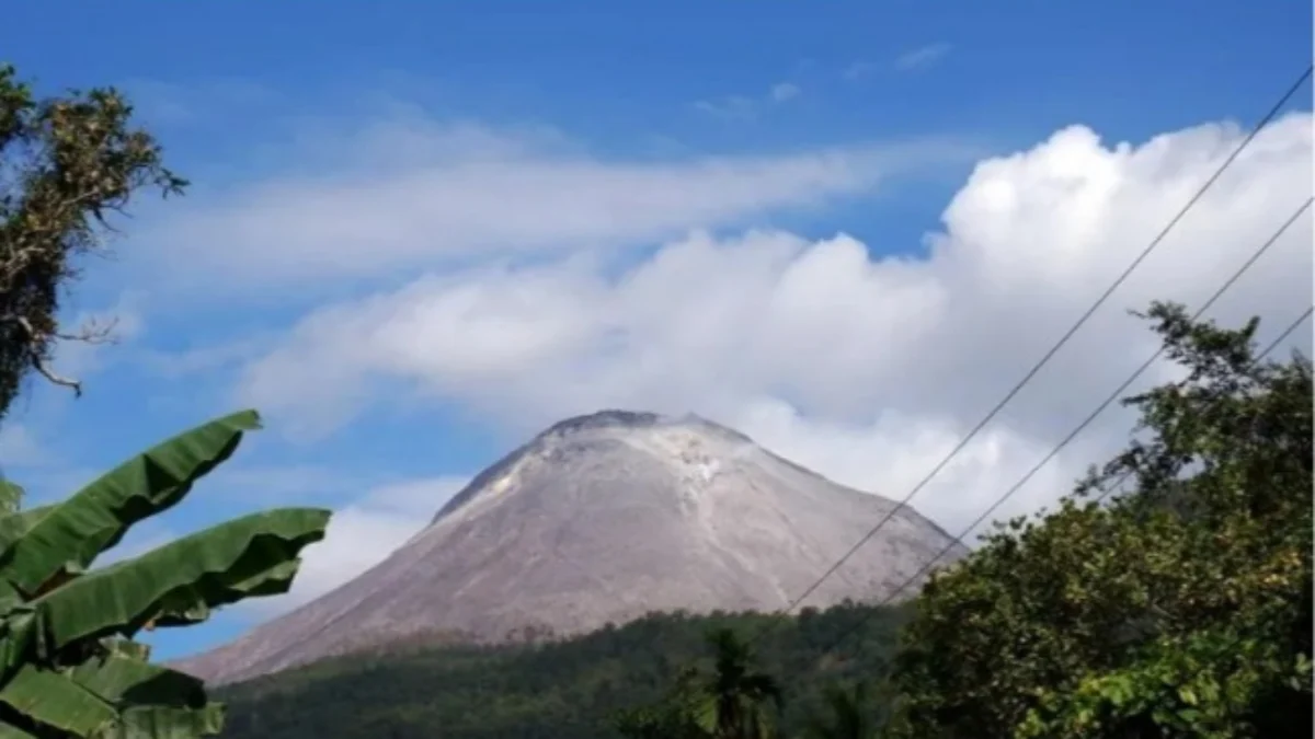Tingkat aktivitas Gunung Lewotobi Laki-laki di Flores Timur, NTT berada pada Level II atau waspada, Minggu (2/6). foto/ANTARA