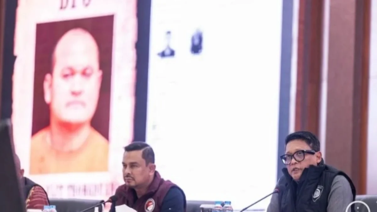 Kadiv Hubinter Polri Irjen Pol Krishna Murti (kanan) bersama Polri Brigjen Pol Mukti Juharsa (kiri) memberikan keterangan saat konferensi pers penangkapan buronan interpol Thailand di Gedung Bareskrim Polri, Jakarta, Minggu (2/6). Foto/ANTARA