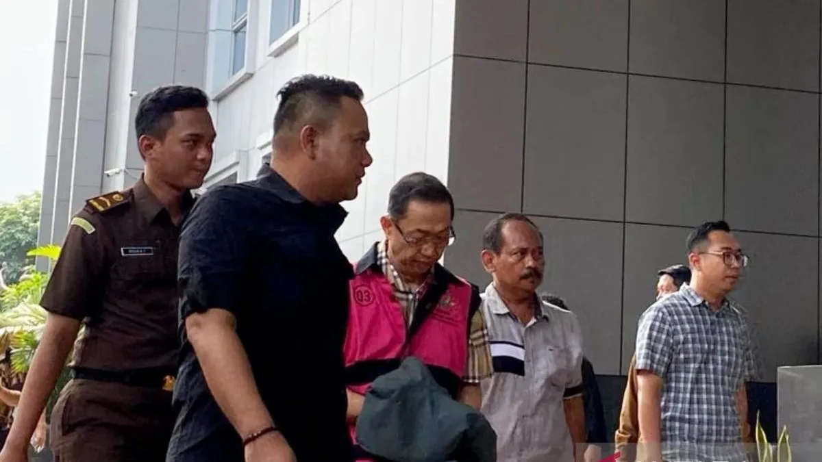 Tersangka korupsi timah Tamron Tamsil (TN) alias AN selaku Beneficial Ownership CV VIP di Kejaksaan Negeri Jakarta Selatan, Jakarta, Selasa (4/6/2024). (ANTARA)