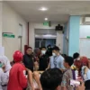 Korban keracunan makanan warga Desa Sekarwangi, Kecamatan Cibadak, Kabupaten Sukabumi, Jabar saat menjalani perawatan oleh tim medis RSUD Sekarwangi pada Selasa (4/6). foto/ANTARA