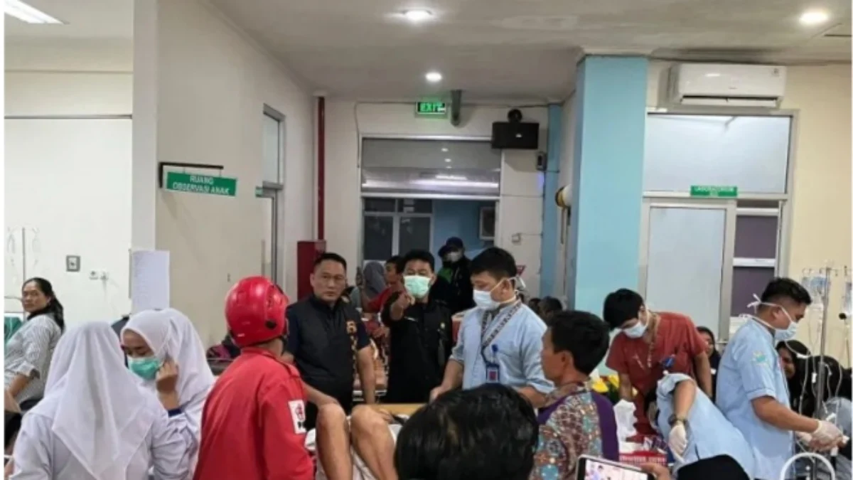 Korban keracunan makanan warga Desa Sekarwangi, Kecamatan Cibadak, Kabupaten Sukabumi, Jabar saat menjalani perawatan oleh tim medis RSUD Sekarwangi pada Selasa (4/6). foto/ANTARA