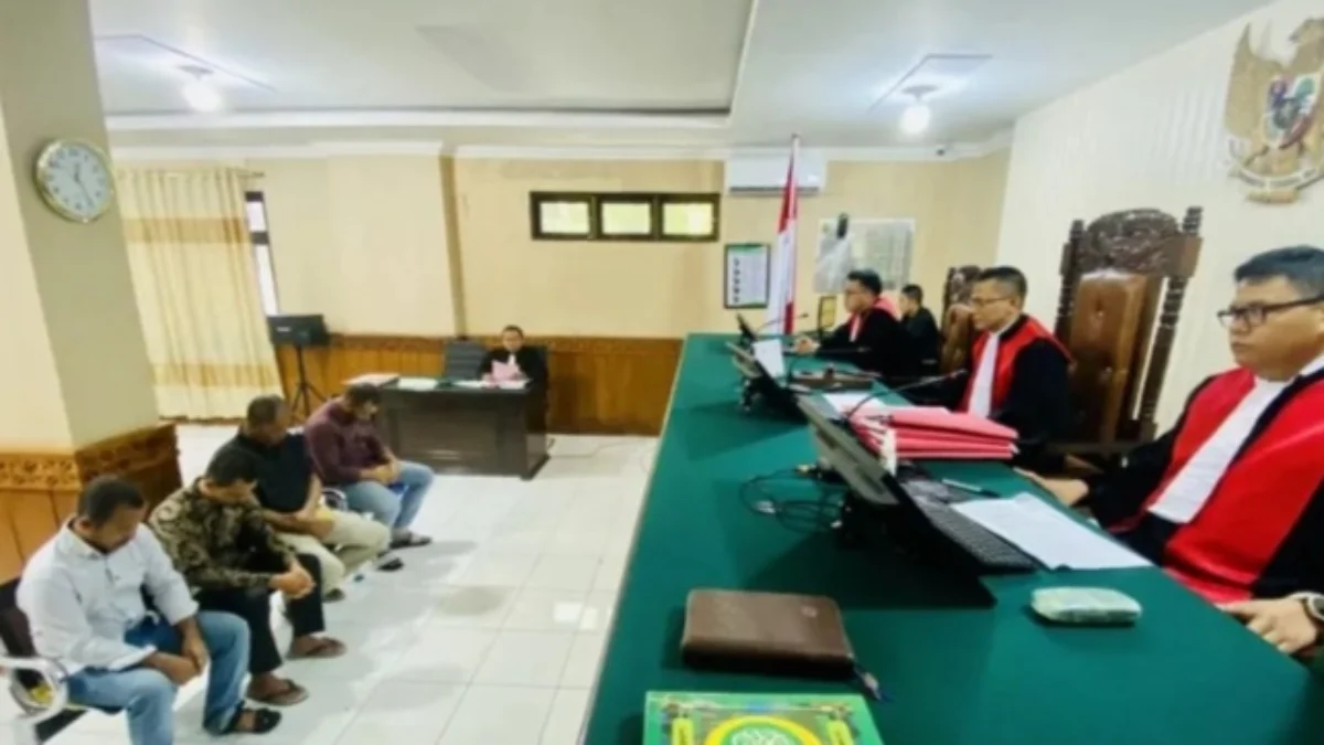 Majelis Hakim Pengadilan Negeri Meulaboh, Kabupaten Aceh Barat melakukan sidang perkara dugaan penyelundupan 72 orang etnis Rohingya, Selasa (4/6). Foto/ANTARA