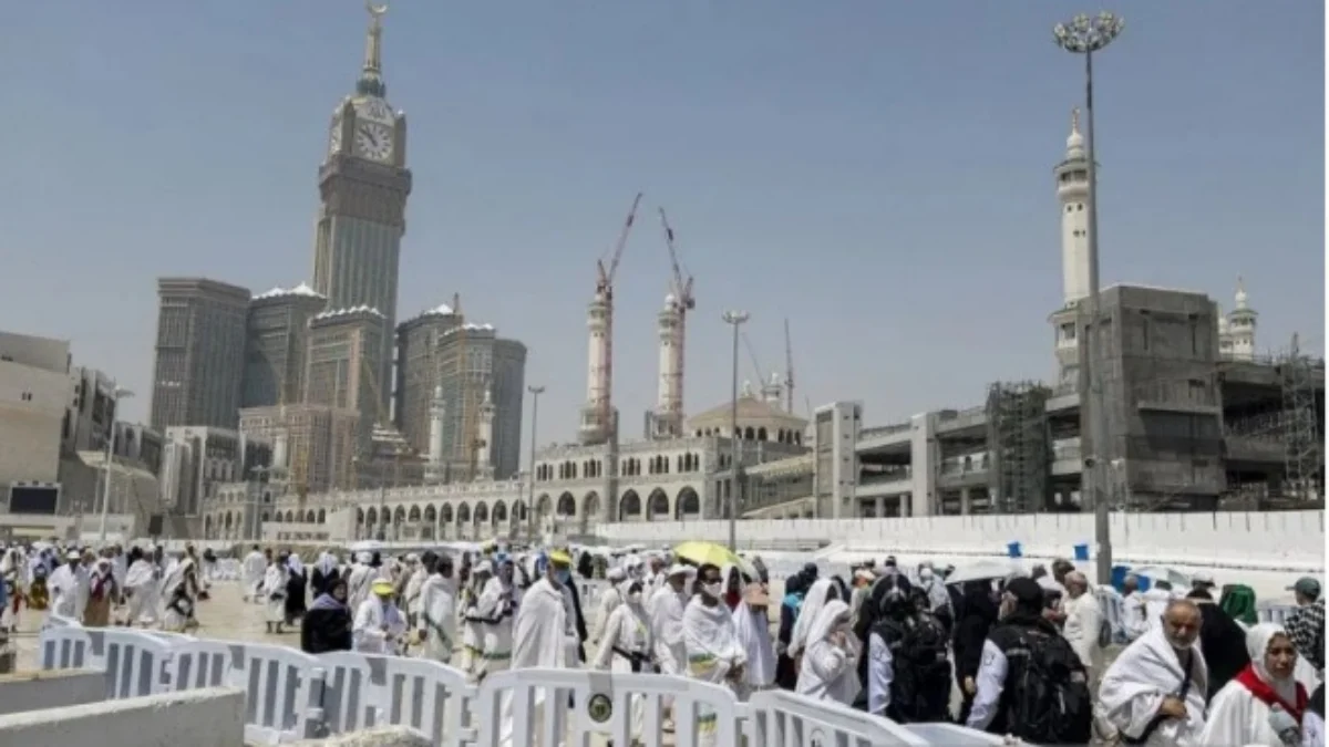 Jamaah calon haji berjalan menuju terminal Syib Amir di Masjidil Haram, Makkah, Arab Saudi, Selasa (4/6). foto/ANTARA