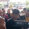 Dok. Mantan terpidana kasus Vina Cirebon, Saka Tatal (tengah) saat jalani pemeriksaan sebagai saksi di Mapolda Jabar. Foto. Sandi Nugraha.