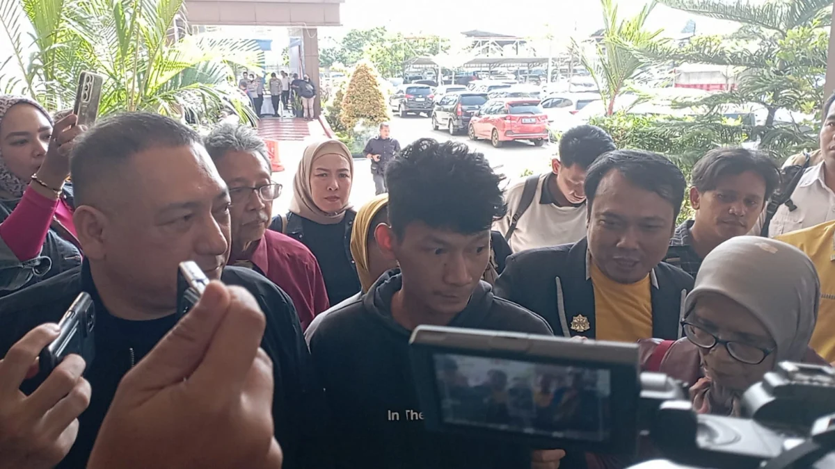 Dicecar 16 Pertanyaan Penyidik Polda Jabar, Saka Tatal Ngaku Tak Kenal Pegi Dok. Mantan terpidana kasus Vina Cirebon, Saka Tatal (tengah) saat jalani pemeriksaan sebagai saksi di Mapolda Jabar. Foto. Sandi Nugraha.