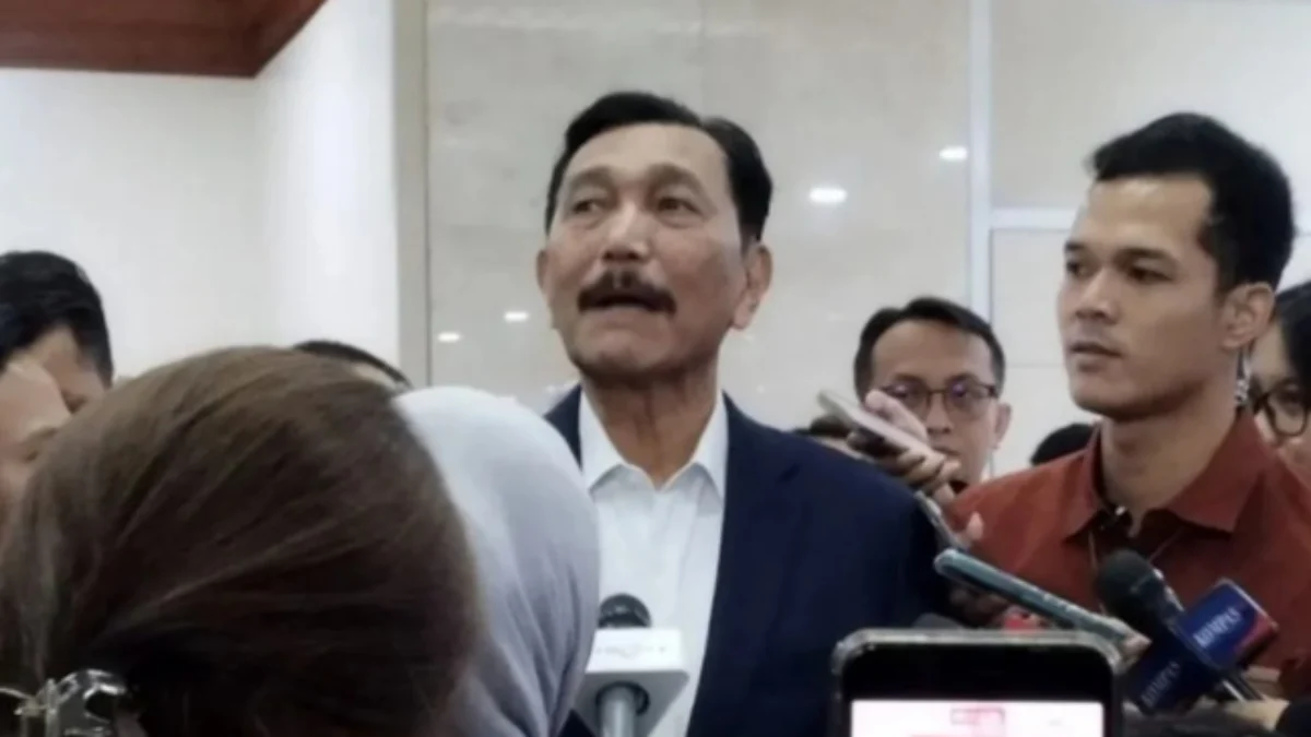 Menko Luhut Sebut Uni Eropa Sudah Mulai Akui Hak Indonesia Larang Ekspor Nikel Menko Luhut Binsar Pandjaitan memberi keterangan ketika ditemui setelah menghadiri rapat kerja bersama Badan Anggaran DPR RI di Senayan, Jakarta, Rabu (5/6). Foto/ANTARA/Bagus Ahmad Rizaldi