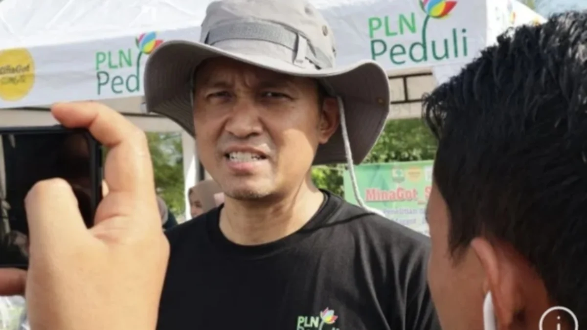General Manager PLN Unit Induk Distribusi (UID) Sumbar Eric Rossi Priyo Nugroho saat diwawancarai awak media massa di Padang, Rabu (5/6). Foto/ANTARA