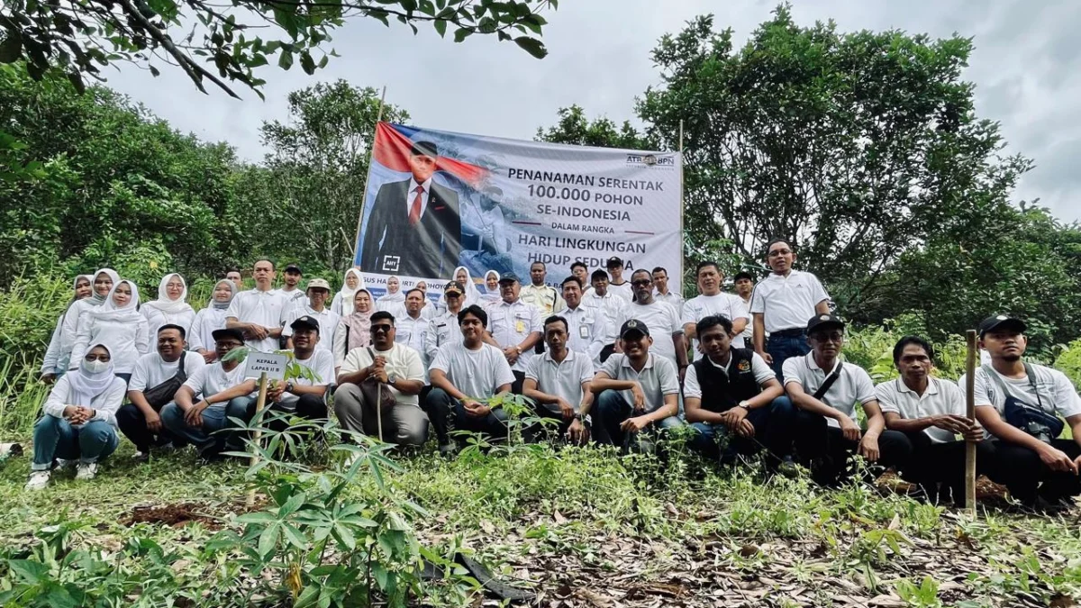BPN Banjar Turut Serta Tanam Ratusan Pohon Dalam Peringatan Hari Lingkungan Hidup Jajaran dari Kantor Pertanahan Kota Banjar bersama Lapas Banjar, Dinas Lingkungan Hidup, dan Kecamatan Pataruman, berfoto bersama usai penanaman 100 pohon dalam rangka peringatan Hari Lingkungan Hidup se-Dunia tahun 2024, di dekat area Lapas Banjar, Rabu 5 Juni 2024. (Cecep Herdi/Jabar Ekspres)