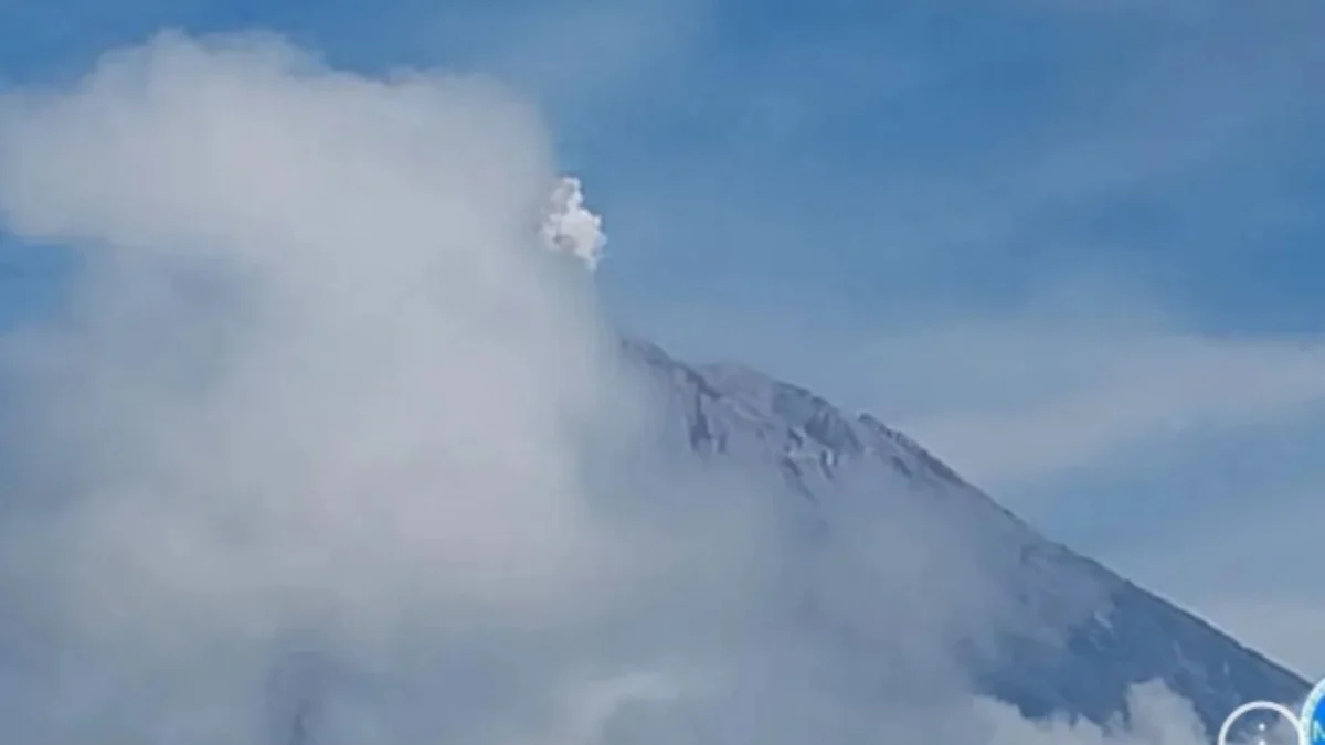 Gunung Semeru erupsi dengan tinggi kolom letusan teramati sekitar 500 meter di atas puncak pada Rabu (5/6) pukul 08.53 WIB. Foto/ANTARA