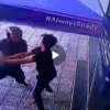 Aksi penyerangan terhadap seorang pegawai konter handphone di Banjar. foto : istimewa