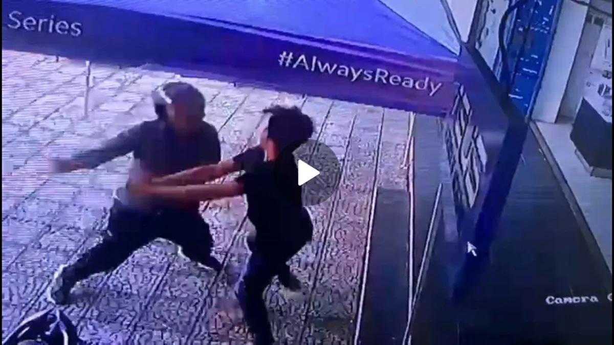 Pria Pakai Helm Serang Pegawai Konter HP di Banjar, Korban Lebam hingga Tak Berdaya Aksi penyerangan terhadap seorang pegawai konter handphone di Banjar. foto : istimewa