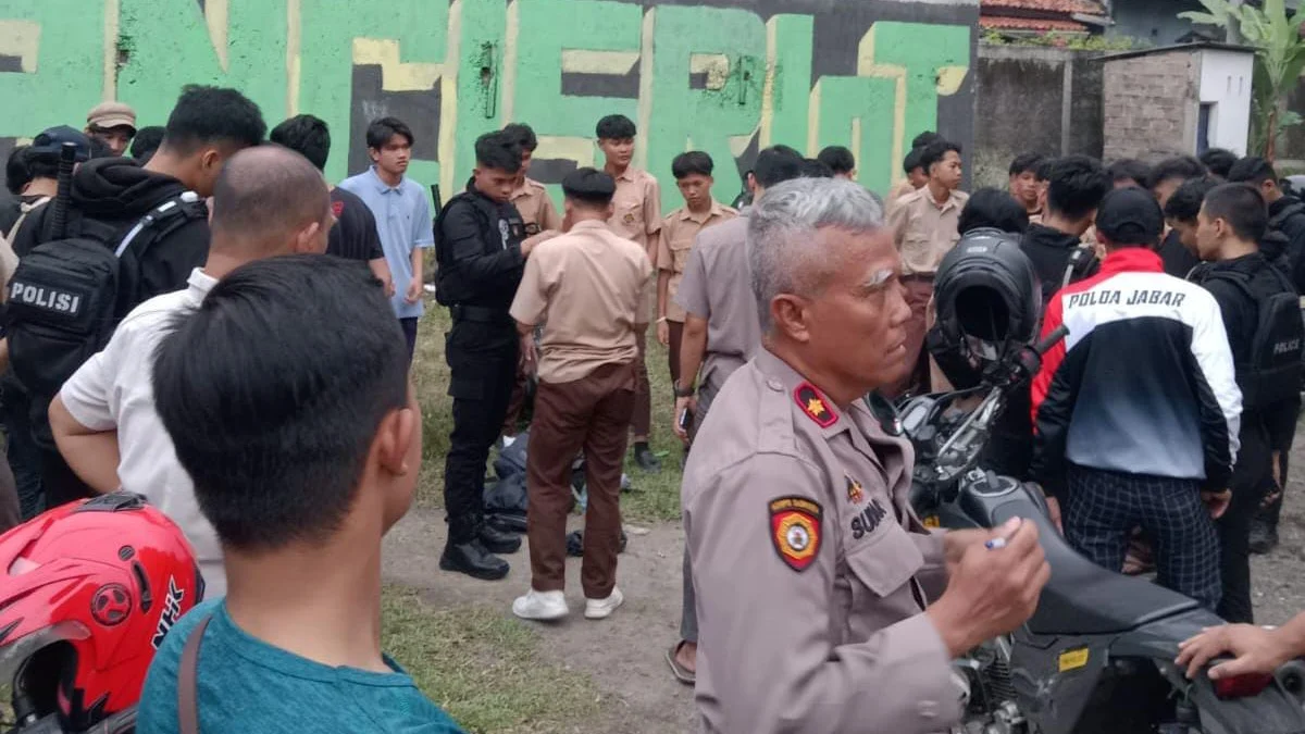 2 Orang Terluka Akibat Bentrok antar Pelajar di Bogor , Polisi Buru Pelaku! Detik-detik jajaran Polsek Bogor Barat mengamankan puluhan pelajar yang diduga terlibat aksi tawuran. (Yudha Prananda / Istimewa)