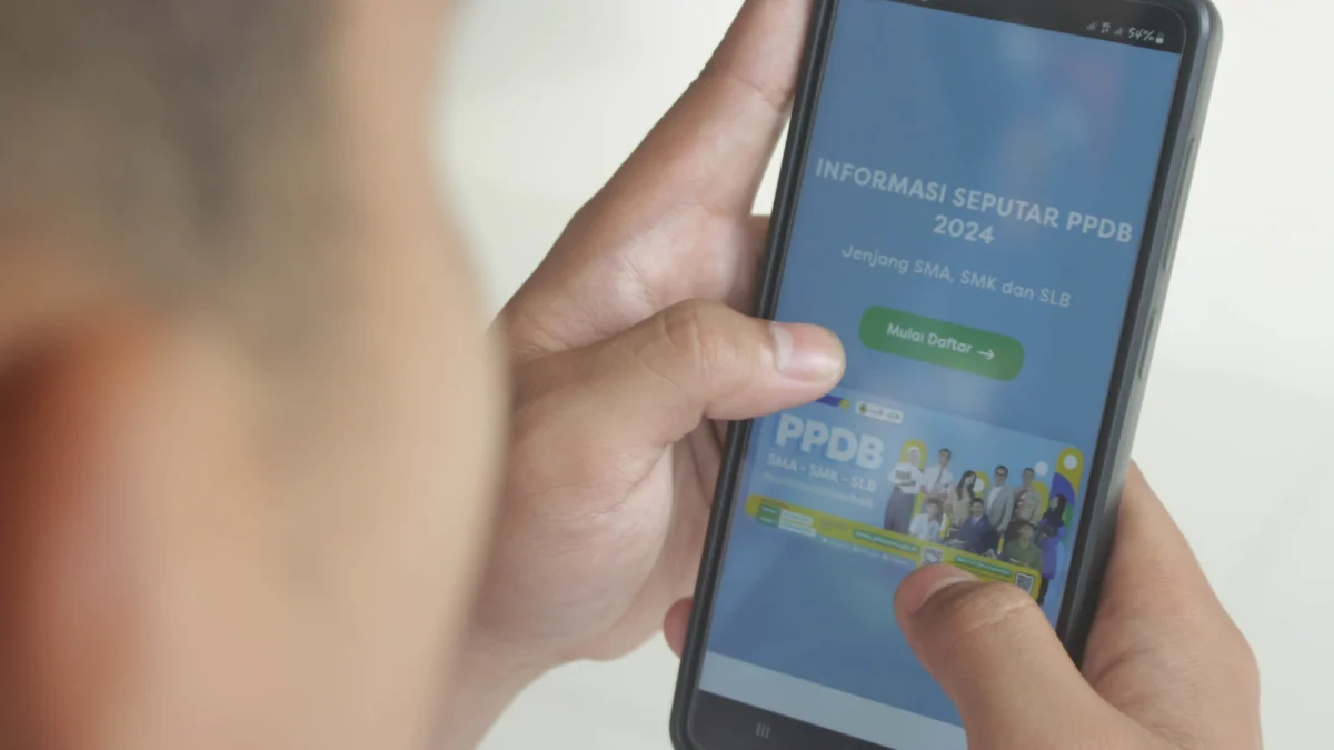 Ombudsman Jabar Soroti Hal Ini Selama PPDB 2024 tahap 1 Berlangsung, Minta Sediakan Juknis Ist. Calon siswa baru membuka laman disdik.jabarprov.go.id di hari pertama jadwal pendaftaran PPDB SMA Tahap 1, Senin(3/6). (Pandu Muslim/Jabar Ekspres)