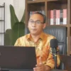 TANGKAPAN LAYAR : Direktur Eksekutif SMRC Deni Irvani menyampaikan hasil survei peta Pilkada Jabar awal Juni 2024, Jumat (7/6).