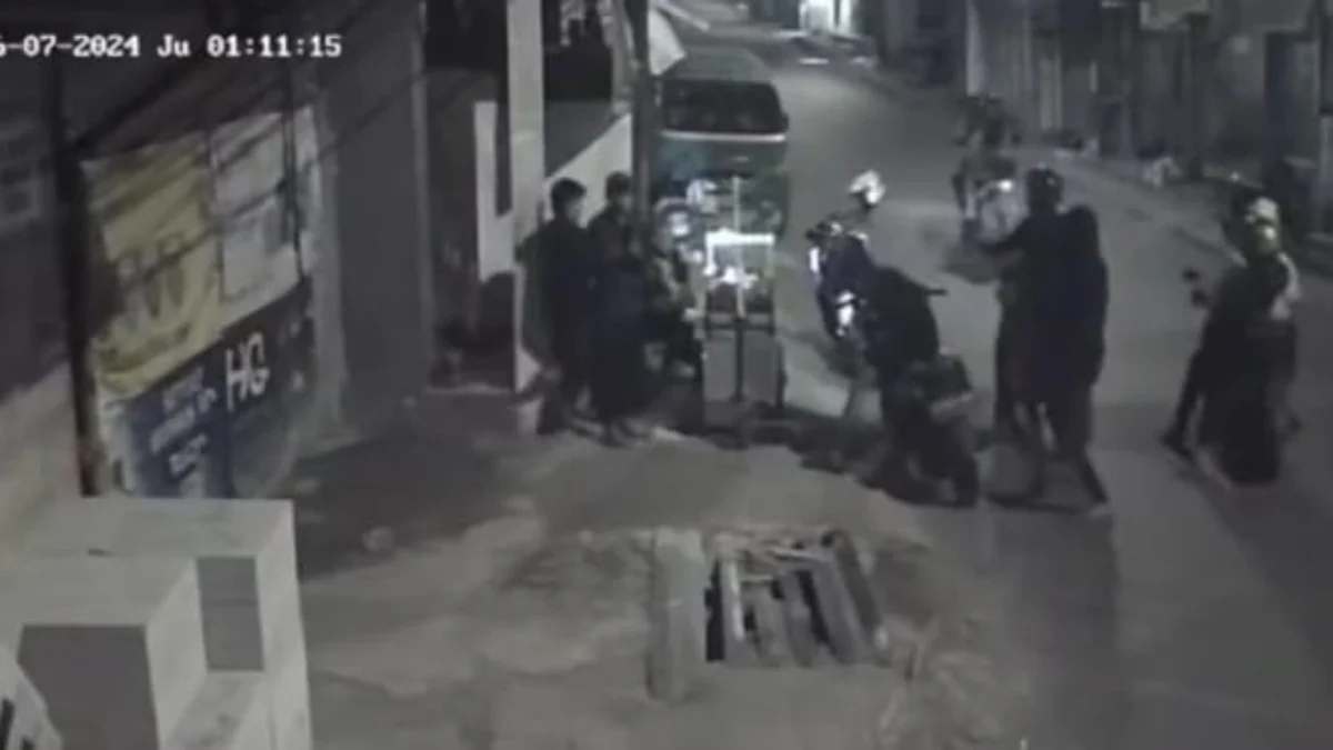 Aksi Brutal Sekelompok Geng Motor di Cimahi Terekam CCTV Doc. Geng Motor Serang dan Aniaya Pemuda di Cibeureum, Kota Cimahi pada Jumat (7/6) Dini Hari (istimewa)