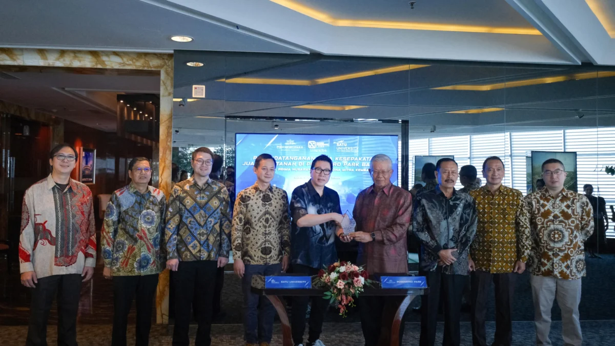 Kontribusi untuk Pendidikan Indonesia, Agung Podomoro Land Bekerjasama dengan Binus Hadirkan Satu University di Podomoro Park Bandung Proses Serah Terima Plakat oleh Chief Strategic Officer Bina Nusantara Carmelus Susilo Hadipoespito (kiri tengah) kepada President Director APLN Bacelius Ruru (kanan tengah).