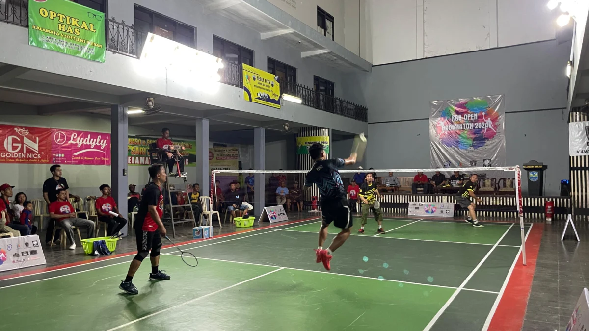 Resmi Dibuka, 234 Pasangan Mengikuti Turnamen KGB Open Badminton 2024 Kota Banjar Pertandingan perdana pada ajang KGB Cup Bulutangkis 2024 yang diselenggarakan di Kota Banjar. Turnamen ini resmi dibuka sejak Jumat 7 Juni 2024 malam dan akan berlangsung selama satu bulan. (Cecep Herdi/Jabar Ekspres)