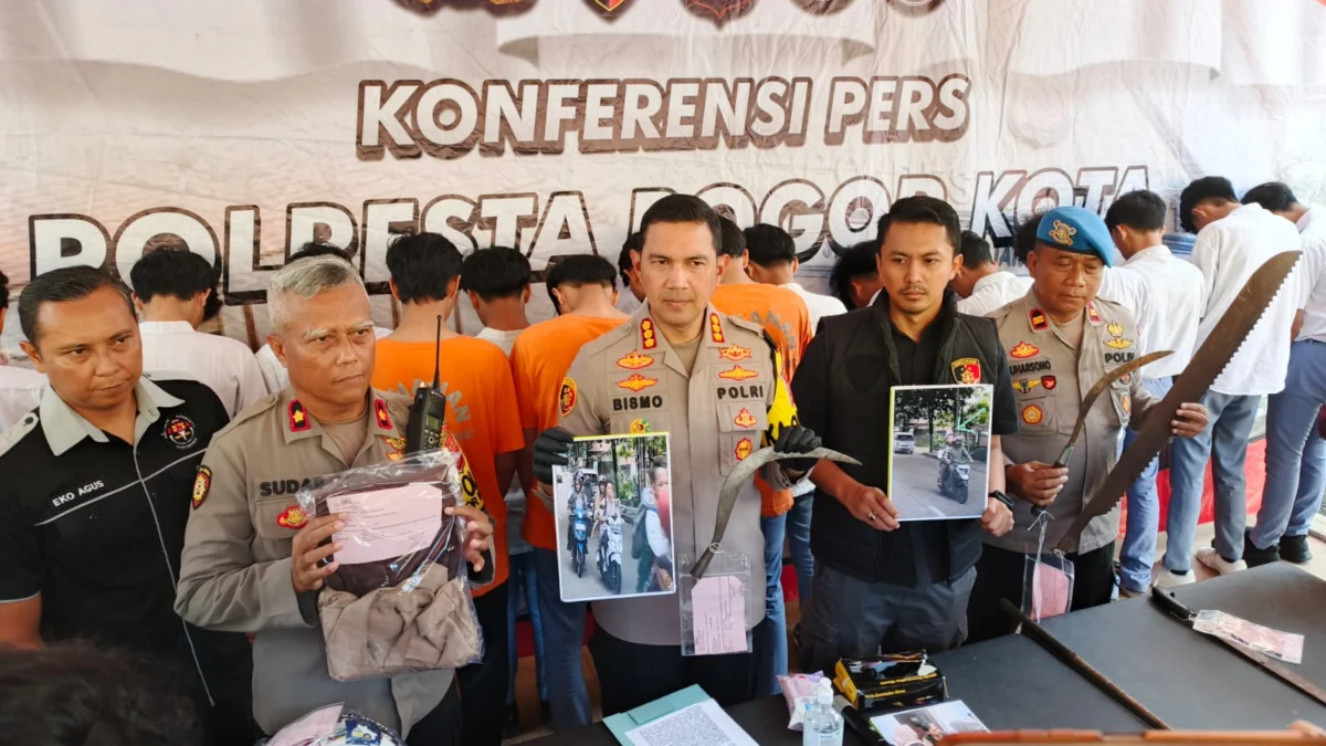 Pelaku Pembacokan Dua Orang Pelajar di Bogor Diciduk, Polisi Beberkan Motifnya Kapolresta Bogor Kota, Kombes Pol Bismo Teguh Prakoso beserta jajaran saat menunjukkan sejumlah barang bukti. (Yudha Prananda / Jabar Ekspres)