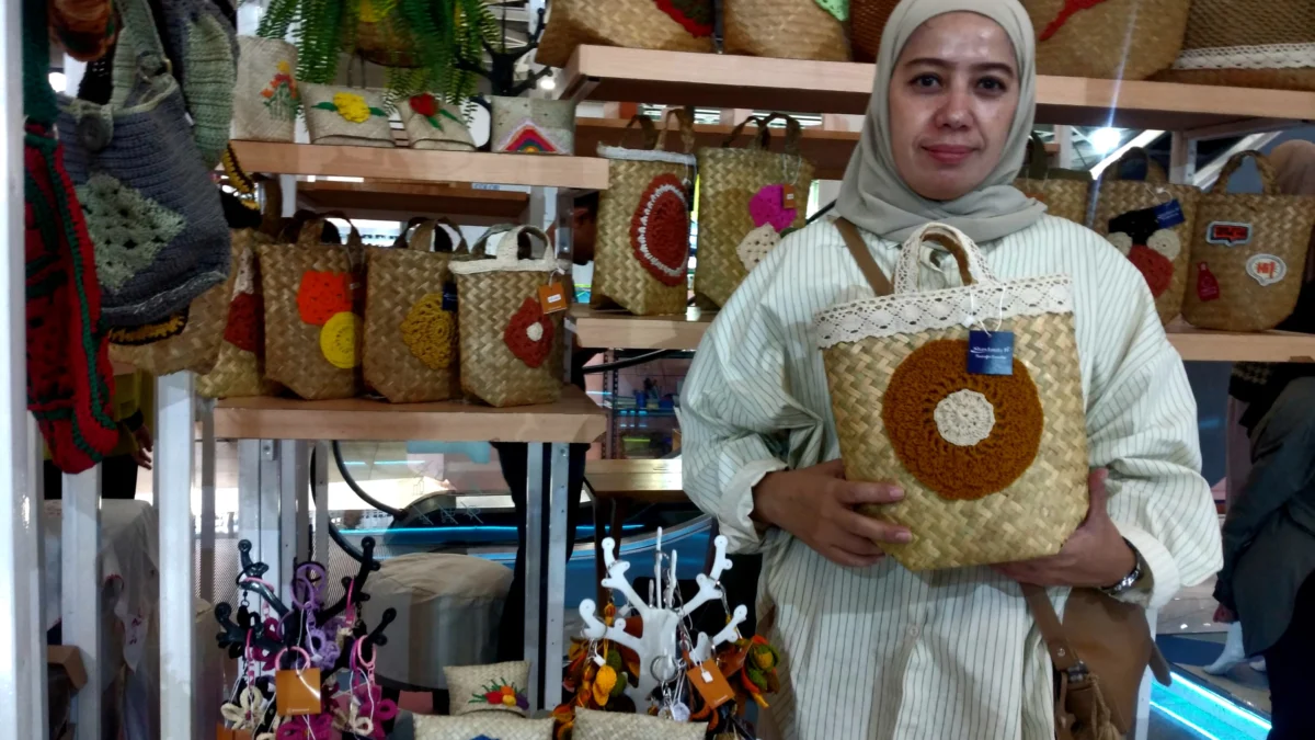 Dini Ardiani Lubis menunjukkan salah satu produknya di Pameran Pasar Kreatif. (son)
