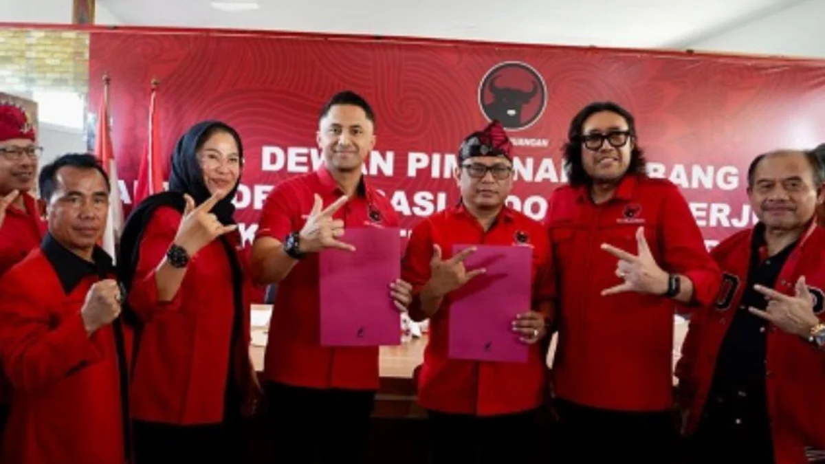 Ketua DPD PDIP Jabar, Ono Surono usai berikan surat tugas kepada Hengky dan Pampriadi di DPC PDIP KBB. Dok istimewa