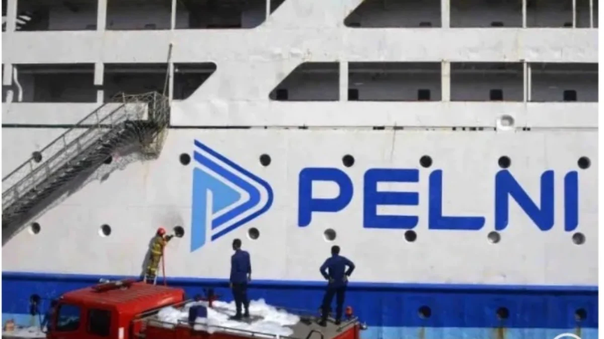 Petugas pemadaman kebakaran memadamkan api yang membakar KM Umsini di Pelabuhan Makassar, Sulawesi Selatan, Minggu (9/6). Foto/ANTARA