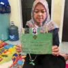 Siti, sang ibu saat memperlihatkan foto serta biodata anakanya, Nabila yang diduga menjadi korban aksi bullying di Bandung Barat. Senin (10/6). Dok Jabar Ekspres