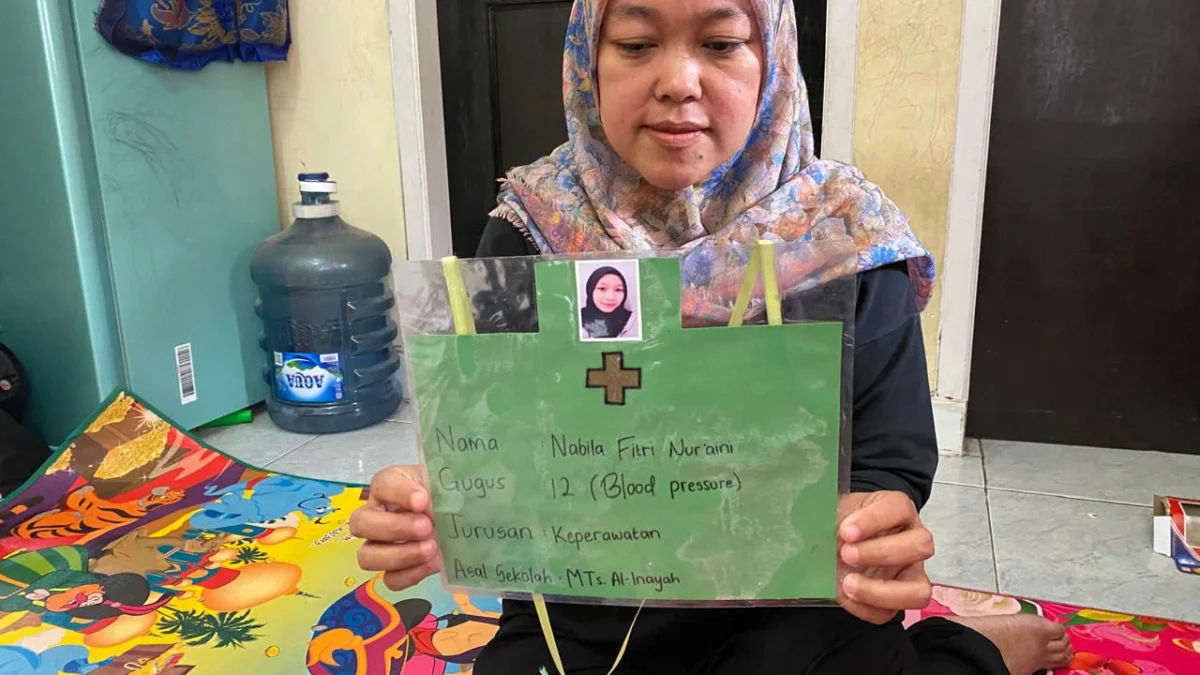 Dugaan Aksi Bullying di Bandung Barat Hingga Meninggal, Ini Kronologinya Siti, sang ibu saat memperlihatkan foto serta biodata anakanya, Nabila yang diduga menjadi korban aksi bullying di Bandung Barat. Senin (10/6). Dok Jabar Ekspres