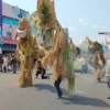 Hari Jadi ke-382 Kabupaten Ciamis, Wayang Geugeus Tampil di Galuh Etnik Carnaval Pertunjukan Wayang Geugeus asli Kota Banjar pada salah satu acara karnaval di Kota Banjar baru-baru ini. Dalam waktu dekat, kesenian ini akan mewakili Banjar dalam ajang Galuh Etnik Carnaval. (Istimewa)