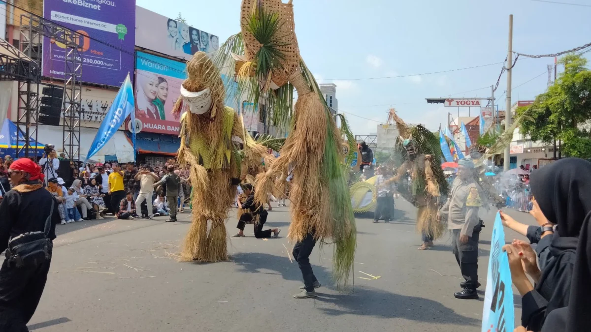 Hari Jadi ke-382 Kabupaten Ciamis, Wayang Geugeus Tampil di Galuh Etnik Carnaval Pertunjukan Wayang Geugeus asli Kota Banjar pada salah satu acara karnaval di Kota Banjar baru-baru ini. Dalam waktu dekat, kesenian ini akan mewakili Banjar dalam ajang Galuh Etnik Carnaval. (Istimewa)