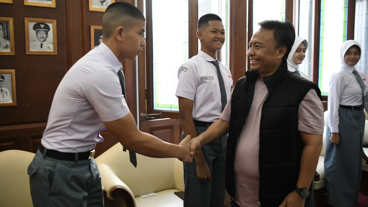 Sekda Jabar Herman Suryatman memberikan arahan kepada calon Paskibraka Perwakilan Jawa Barat di Gedung Sate, Kota Bandung, Minggu (9/6/2024). (Foto: Rizal Fs/Biro Adpim Jabar)