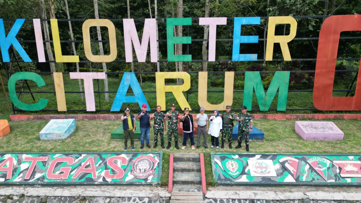 Pemda Provinsi Jabar Siapkan Masa Transisi Pengelolaan DAS Citarum Sekretaris Daerah Provinsi Jabar Herman Suryatman didampingi beberapa Dansektor Citarum Harum meninjau kondisi titik nol Citarum, Situ Cisanti, Kertasari, Kabupaten Bandung, Minggu (9/6/2024).(Foto: Rizal FS/Biro Adpim Jabar)