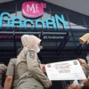 Jajaran Satpol PP Kota Bogor saat melakukan penyegelan terhadap salah satu Resto Mie Gacoan di Kota Bogor, Kamis (24/11/2023). (Foto: Yudha Prananda / Jabar Ekspres)