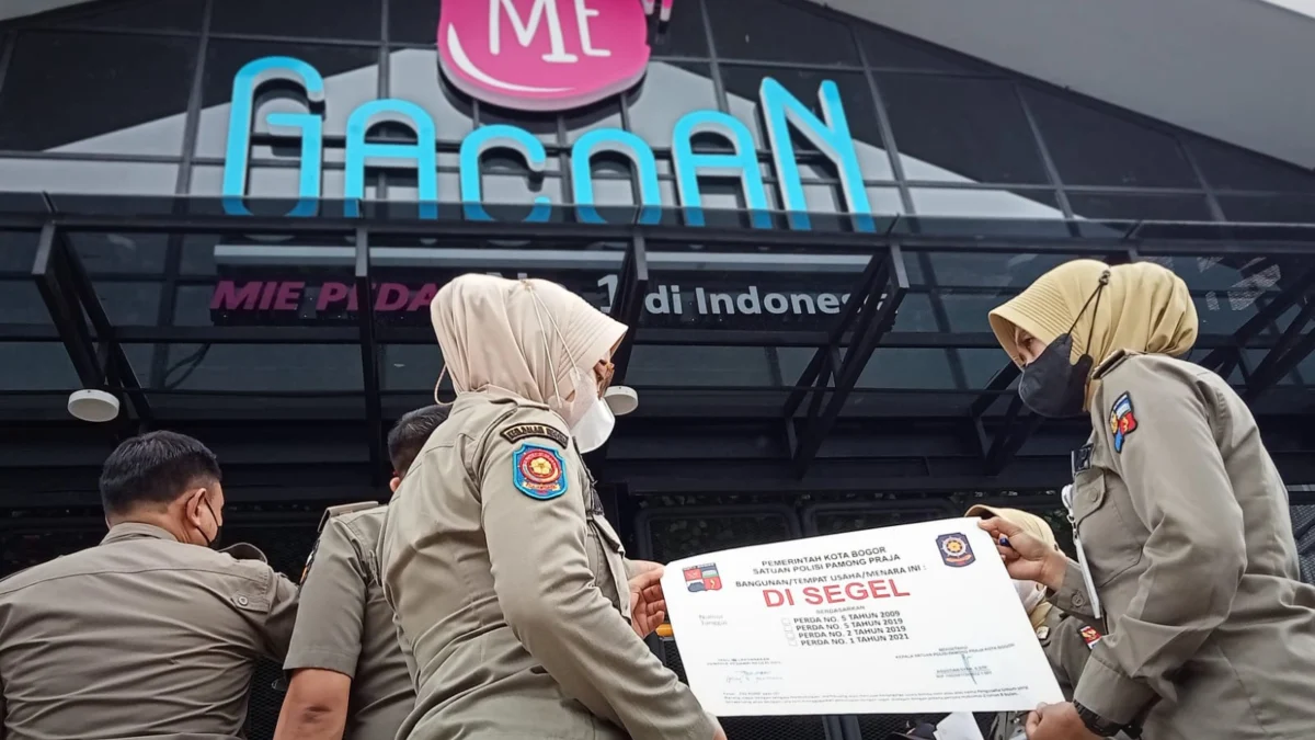 Jajaran Satpol PP Kota Bogor saat melakukan penyegelan terhadap salah satu Resto Mie Gacoan di Kota Bogor, Kamis (24/11/2023). (Foto: Yudha Prananda / Jabar Ekspres)
