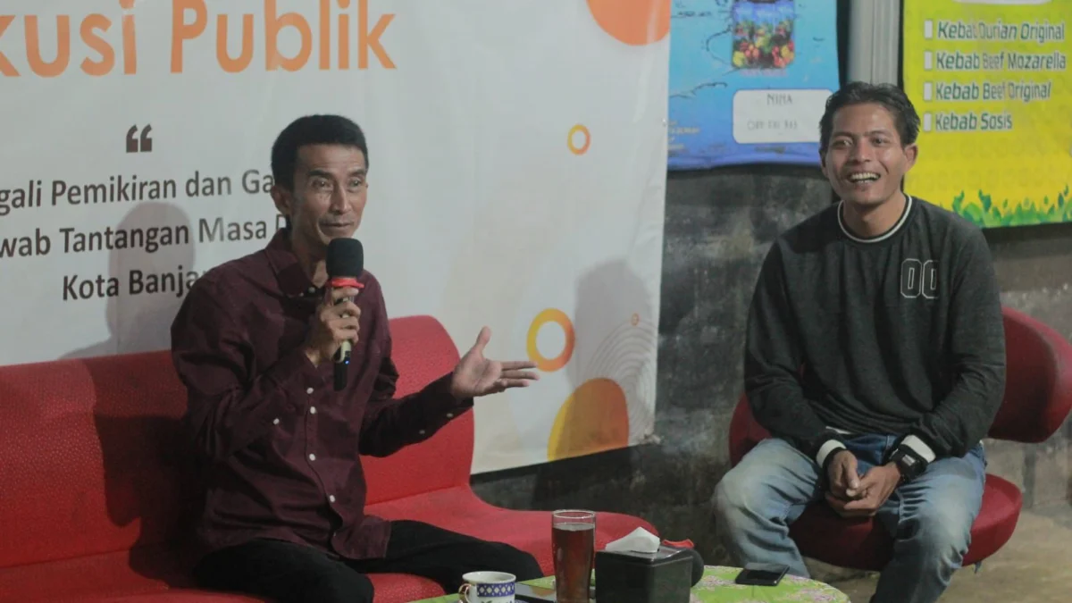 Mabincab Posnu Kota Banjar, Muhlison (kanan) berdiskusi dengan Mantan Wakil Wali Kota Banjar periode 2018-2023, H Nana Suryana belum lama ini. (Cecep Herdi/Jabar Ekspres)