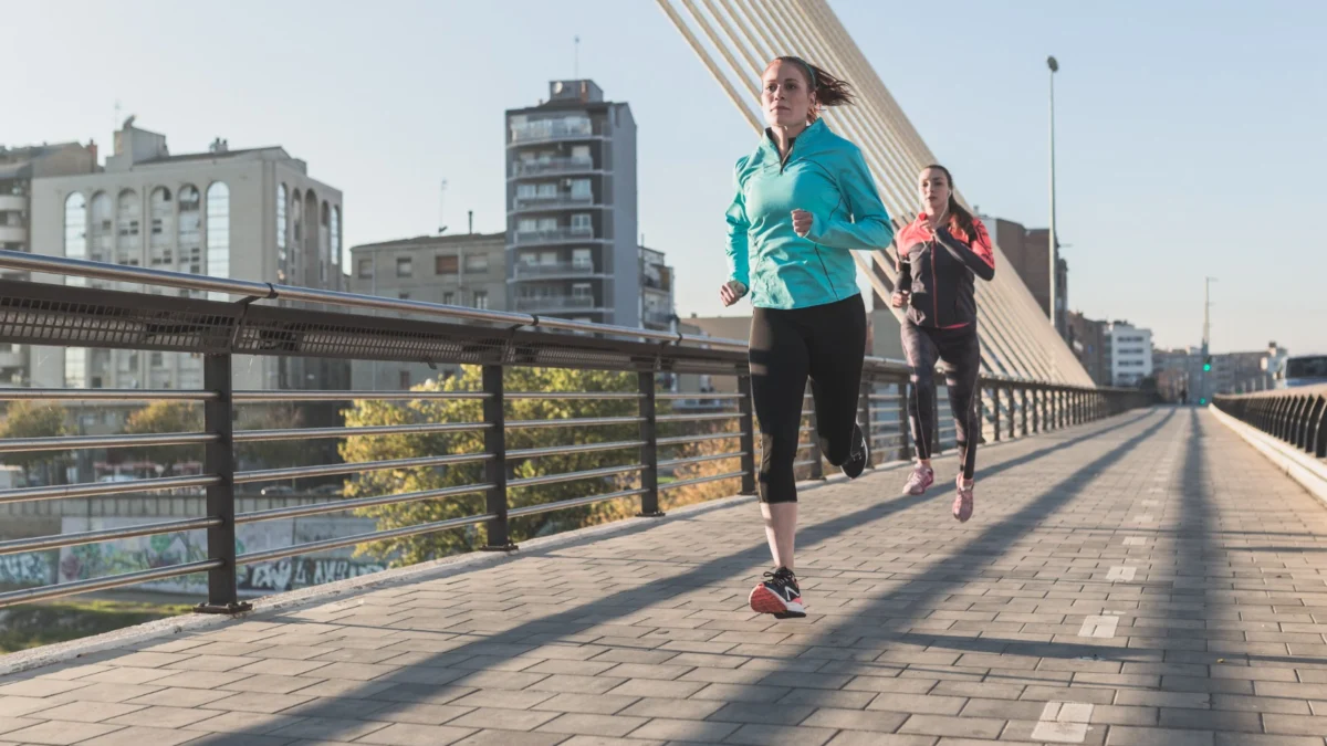 Termasuk Olahraga Ringan, Ketahui Manfaat & Tips Melakukan Jogging yang Benar (ilustrasi: Freepik)