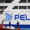 Petugas pemadam kebakaran tengah memadamkan api yang membakar KM Umnisi di Pelabuhan Makassar, Sulawesi Selatan, Minggu (9/6). Foto/ANTARA