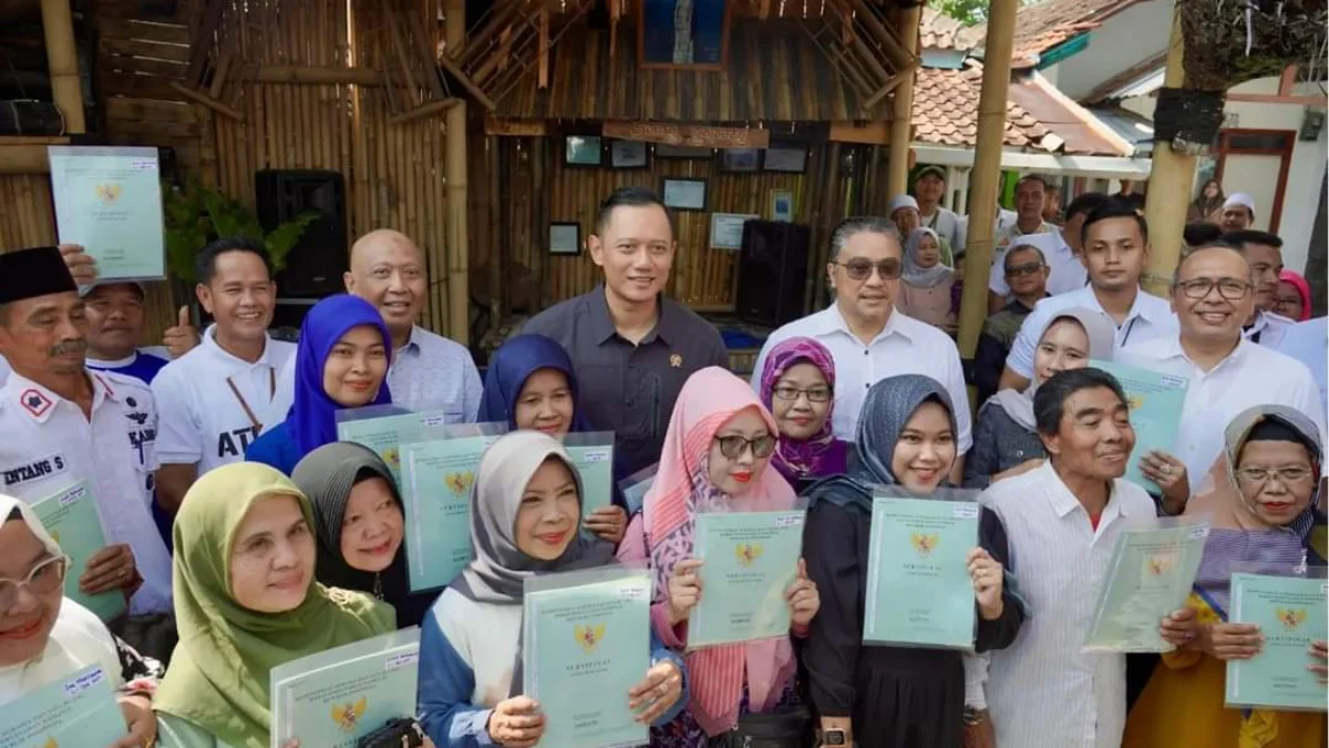 AHY Serahkan 25 Sertifikat Tanah Gratis Kepada Warga Kutawaringin Kabupaten Bandung