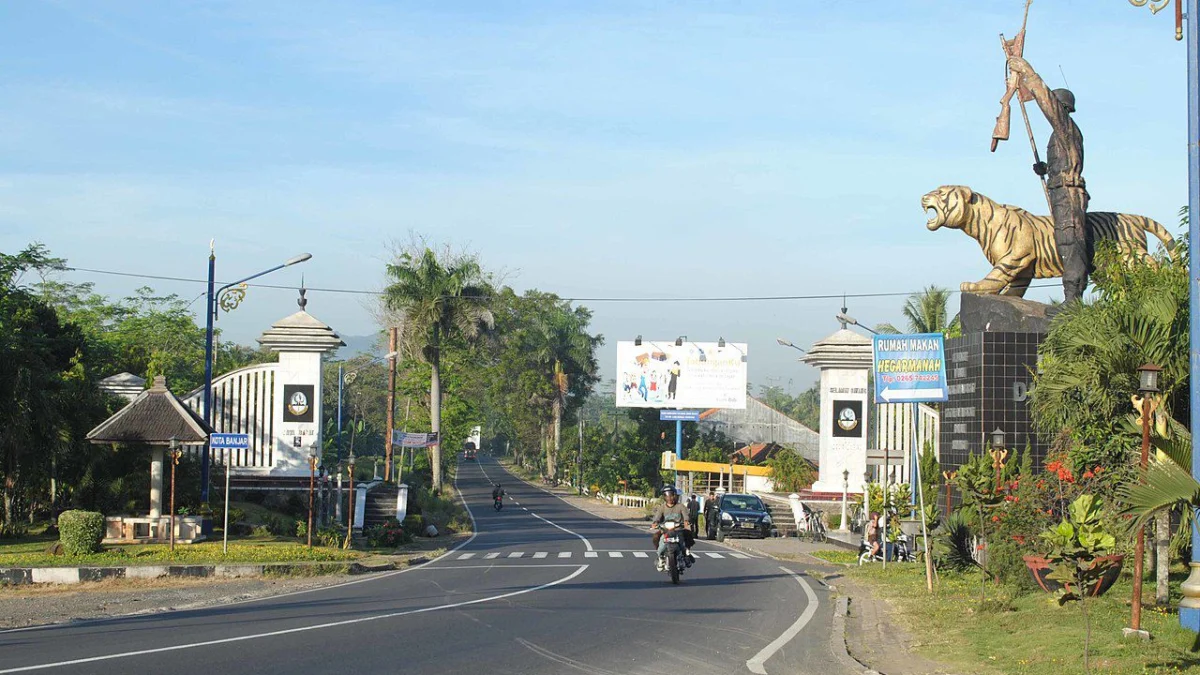 Dua Dekade Pembangunan di Banjar Dinilai Belum Penuhi Ekspektasi Publik Pintu Gerbang Jawa Barat dari Jawa Tengah berada di Kota Banjar/ Wikipedia