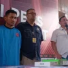 Dok. Pegi Setiawan alias Perong (Kiri) saat dihadirkan dalam konferensi pers kasus Vina Cirebon. Foto. Sandi Nugraha.