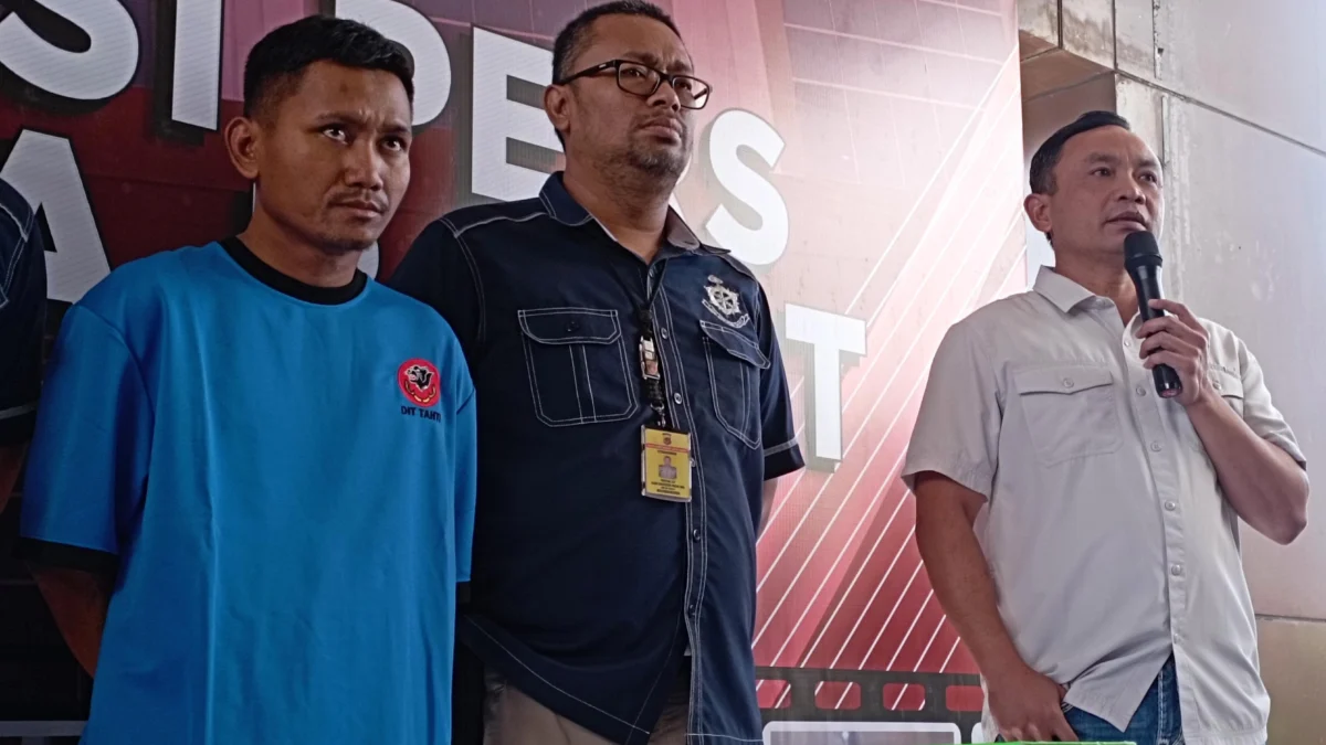 Dok. Pegi Setiawan alias Perong (Kiri) saat dihadirkan dalam konferensi pers kasus Vina Cirebon. Foto. Sandi Nugraha.