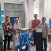 Pelanggan Bahagia Bawa Pulang Parsel Motor Listrik Gratis Dari Hyundai Gowa