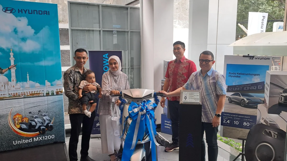 Pelanggan Bahagia Bawa Pulang Parsel Motor Listrik Gratis dari Hyundai Gowa Pelanggan Bahagia Bawa Pulang Parsel Motor Listrik Gratis Dari Hyundai Gowa